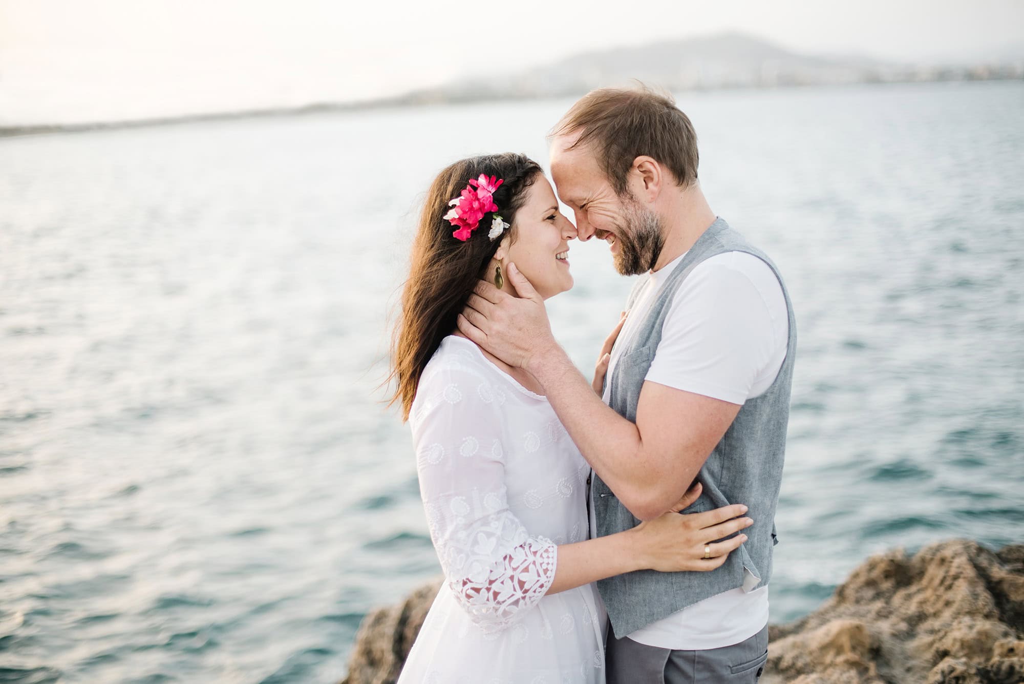 Verliebtes Paar am Wasser, Hochzeitsfotograf Tirol, romantische Hochzeitsbilder, Emotionale Brautfotos am See.