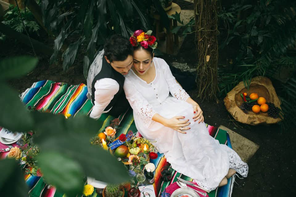 Natürliche Hochzeitsfotos im Grünen, Braut mit Blumenkranz im mexikanischen Stil, romantisches Shootin, Tirol, Österreich, international.