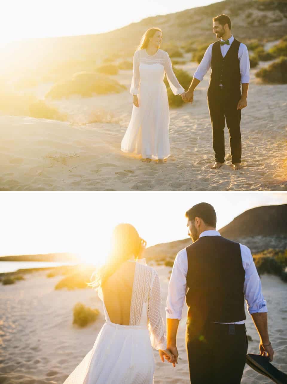 Trauendes Paar am Strand bei Sonnenuntergang, Hochzeitsshooting im Außenbereich, romantische Atmosphäre, südliche Küstenlandschaft.