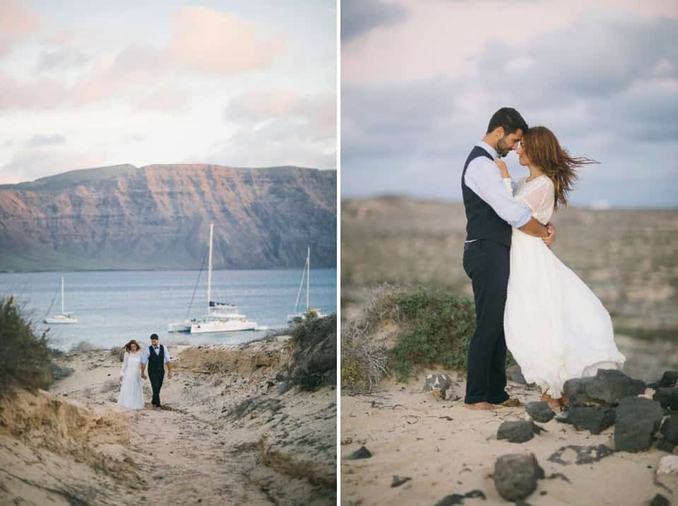 Romantisches Hochzeitsfoto am Strand mit Blick auf das Wasser und Berge.