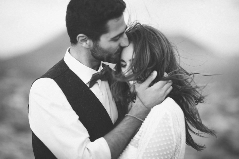 Romantisches Hochzeitsfoto eines Paares, Naturkulisse, in Schwarz-Weiß aufgenommen.