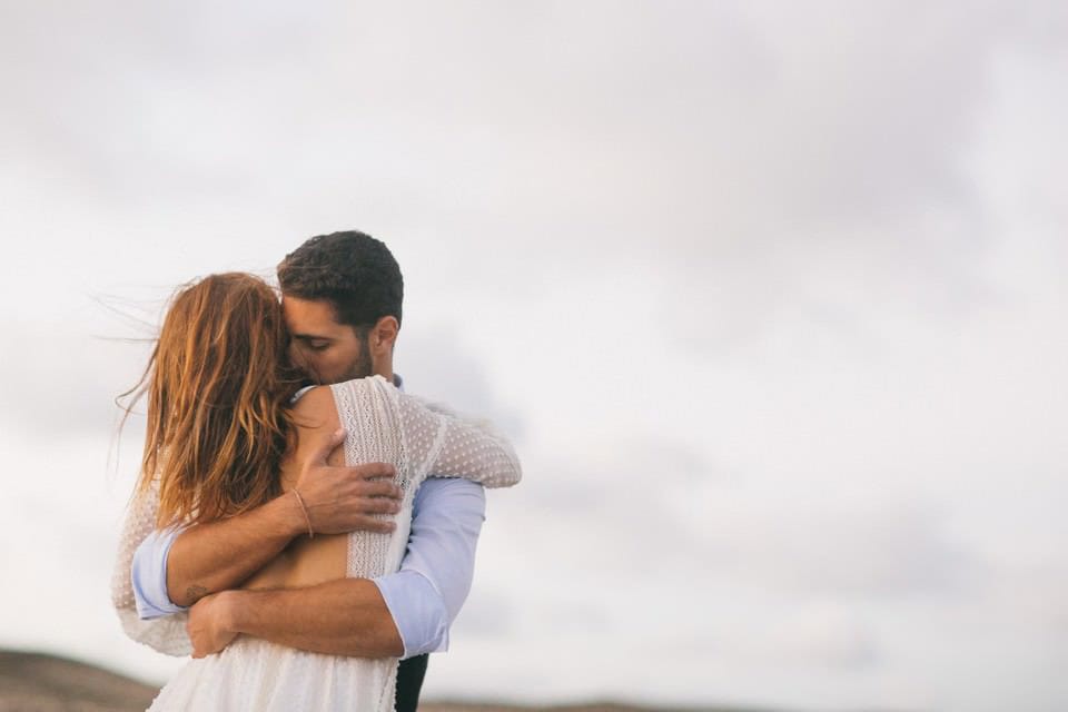 Emotionale Hochzeitsküsse bei Sonnenuntergang in Tirol, authentische Hochzeitsfotografie vom Profi.