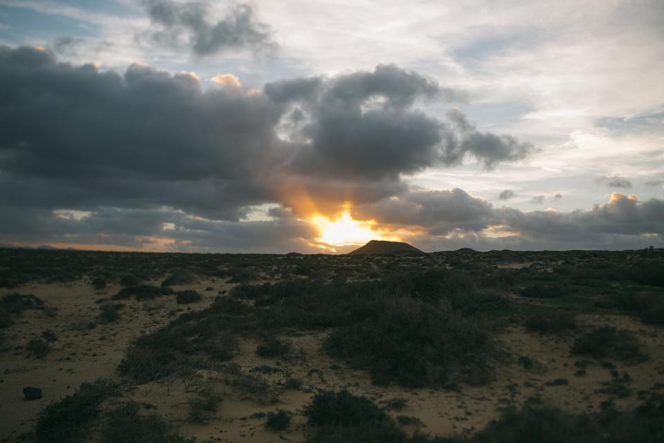 Sandige Landschaft mit Berg im Sonnenuntergang, dramatischer Himmel, Naturaufnahme in Tirol, Österreich.
