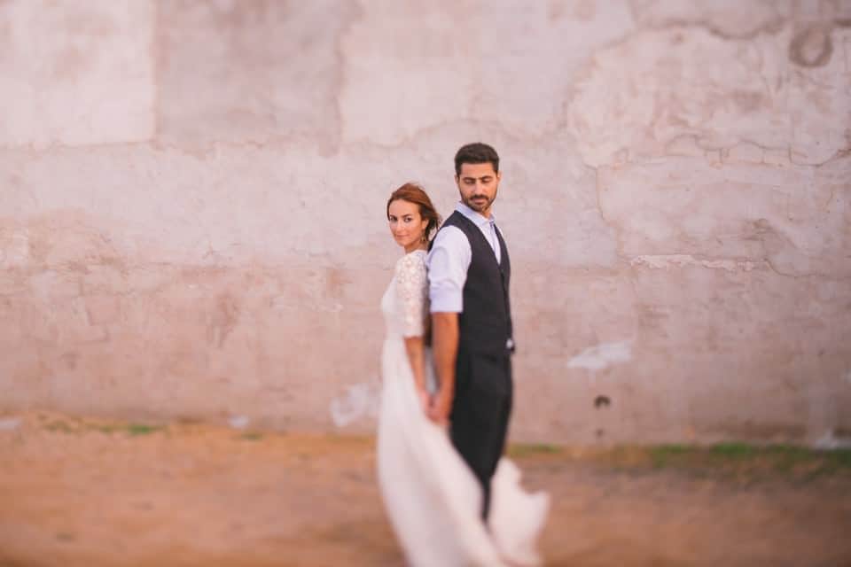 Romantisches Brautpaar-Foto vor Ziegelmauer in Tirol, Österreich.