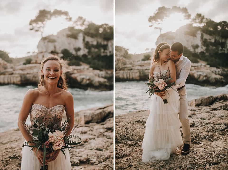 Natürliche Hochzeitsfotos am Strand in Tirol, Braut mit Blumenstrauß, verliebtes Paar bei Sonnenuntergang.