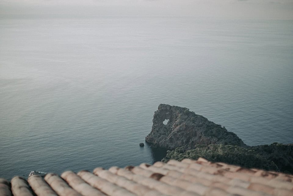 Feuerfelsen in Küstennähe, Panoramaaufnahme im Meer.