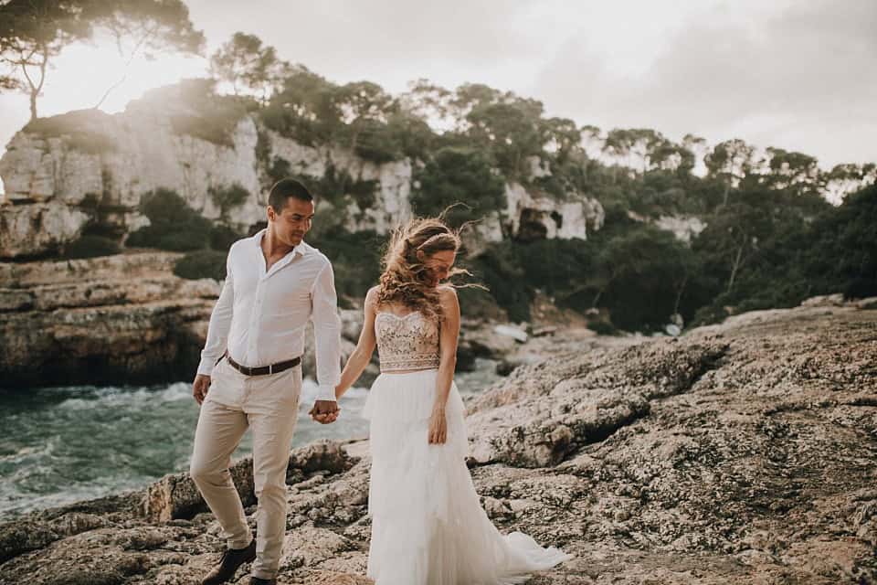 Trausspaar beim sonnenuntergang am meer in tirol, hochzeitsfotografie, naturkulisse, romantische bilder.