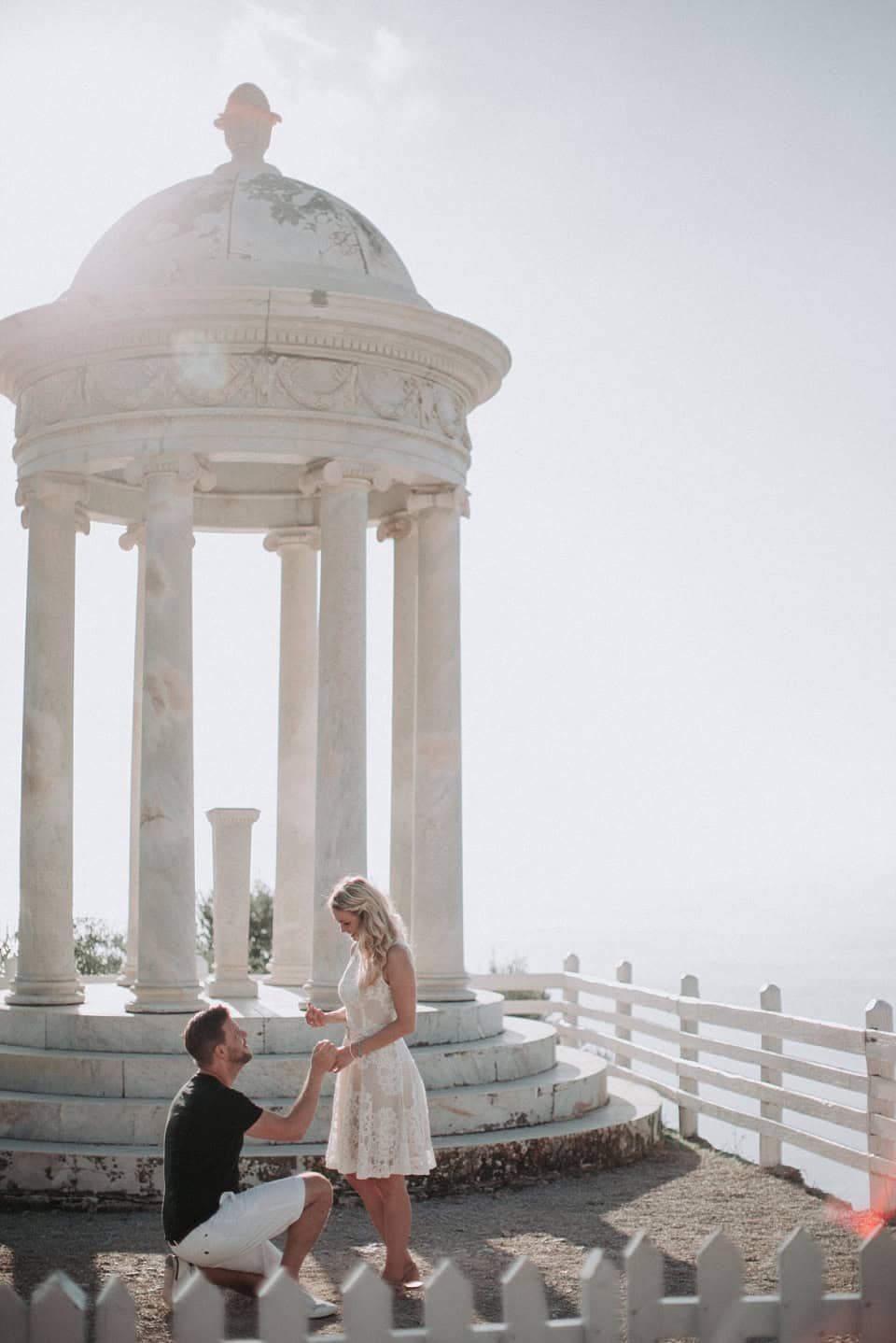 Romantisches Heiratsantrag bei Sonnenuntergang auf einer kleinen Anhöhe in Tirol.