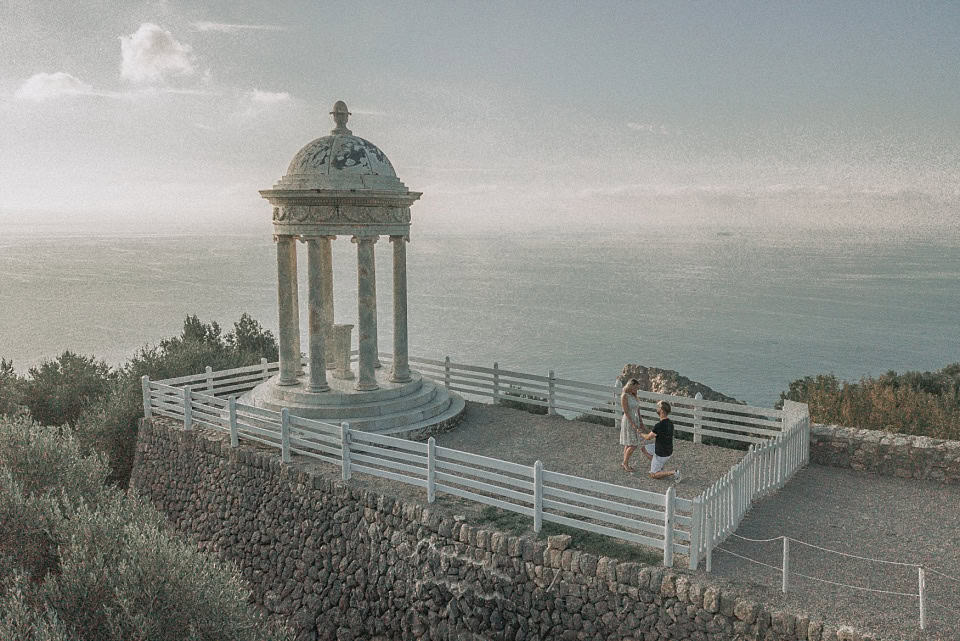 Romantisches Hochzeitsfoto am Meer bei Sonnenuntergang in Tirol, Österreich.