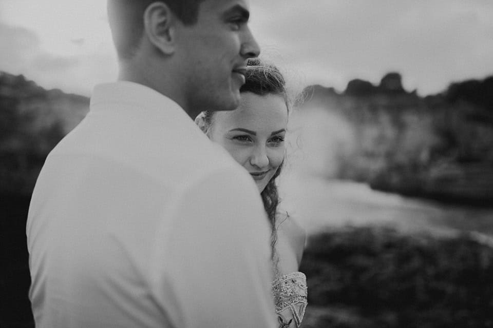 Inniger Momentshooting am Wasser in Tirol, romantische Hochzeitsfotos von Forma Photography.