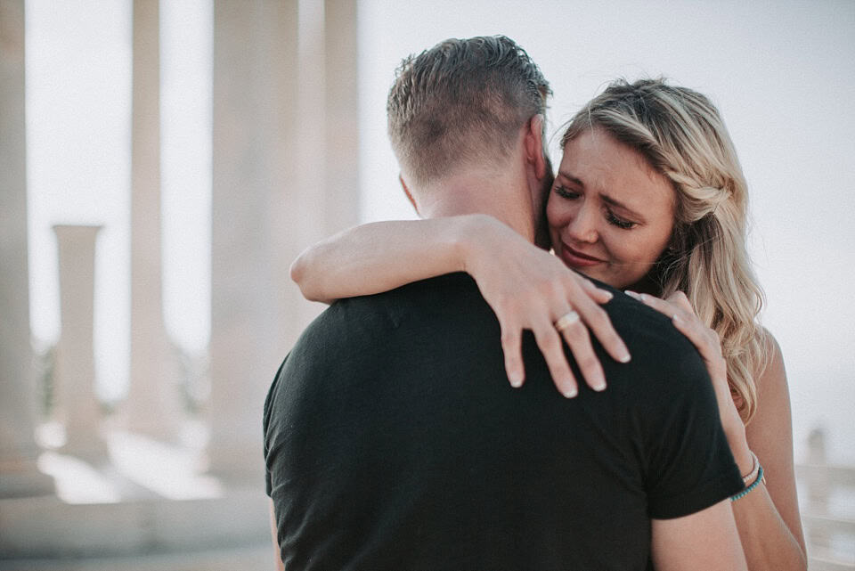 Emotionales Hochzeitsfoto: Paar umarmt sich innig bei einer emotionalen Zeremonie.