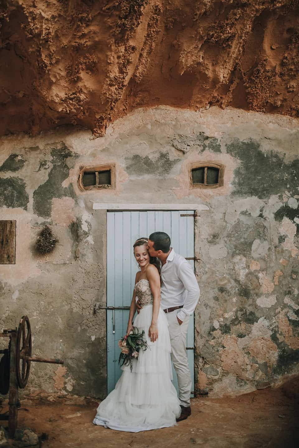 - Bewerberlandschaft mit Hochzeitspaar in rustikalem Ambiente.