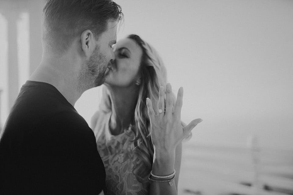 Trauungsszene mit verliebtem Paar, schwarz-weiß, emotionaler Hochzeitmoment in Tirol.