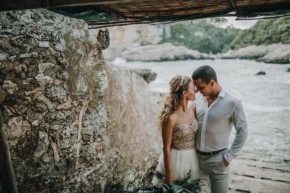 Natürliche hochzeitsfotografie am fluss in tirol.