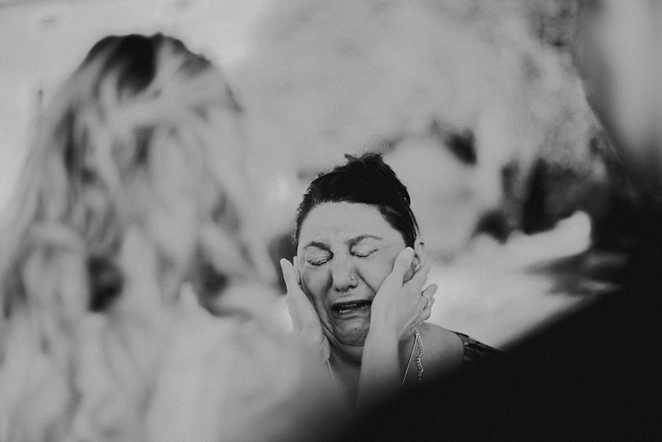 Verzweifelte Emotionen bei einer Trauung, Hochzeitsessen mit emotionalen Momenten, emotionale Hochzeitsfotografie in Tirol.