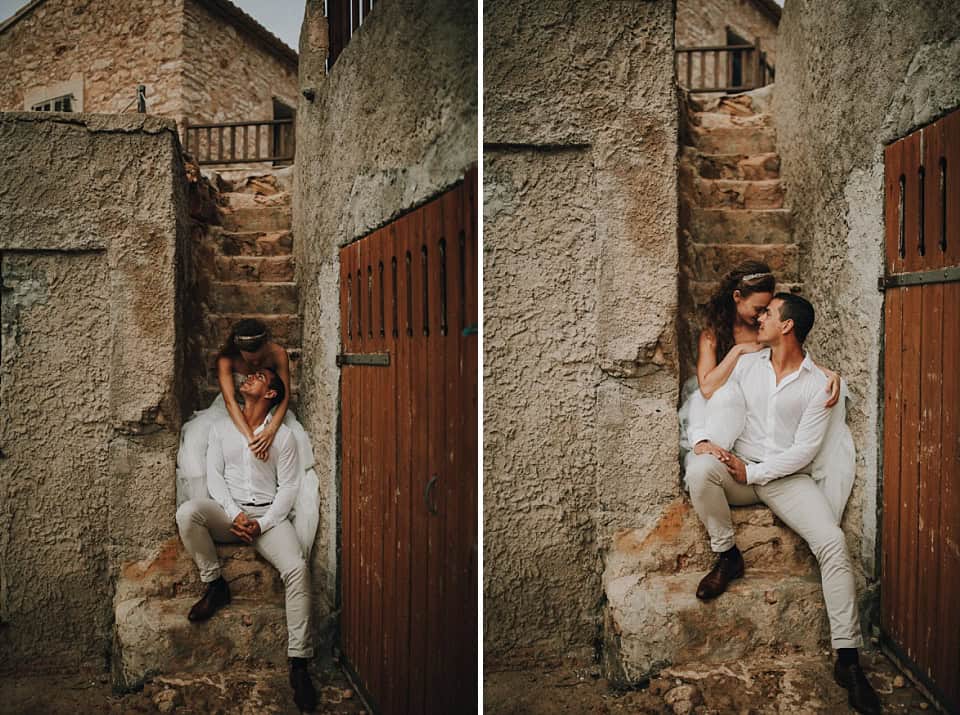 Romantisches Brautpaar in historischer Kulisse, Tirol, Österreich.