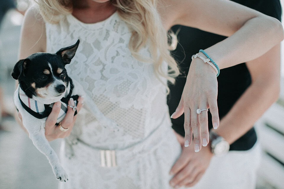 Hochzeitsfotograf Tirol - Braut mit Hund und Ringen, emotionales Paarshooting bei Forma Photography.