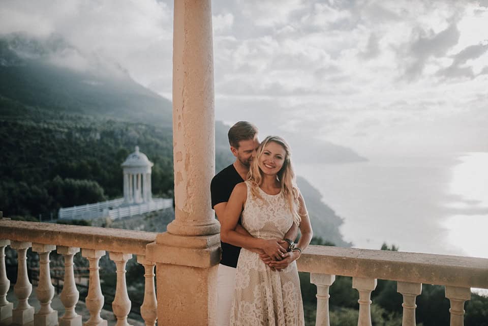 Romantisches Hochzeitsfoto im Sonnenuntergang mit Meerblick in Tirol, Österreich.