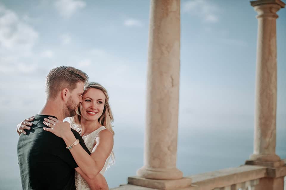 Romantisches Brautpaar in Liebe, Hochzeitsfotografie, Naturkulisse, Tirol, Österreich, international.