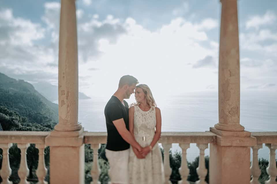 Trauungsfoto mit Blick auf Meer und Berge in Tirol, Österreich.