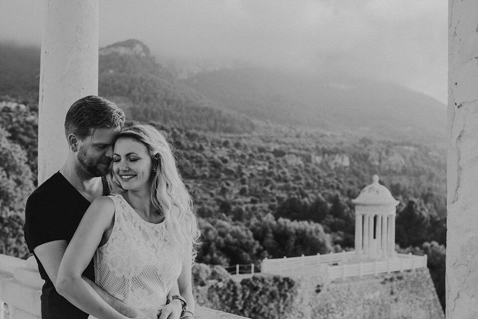 Trauende Paar bei Hochzeitsfotografie vor malerischer Tiroler Bergkulisse.