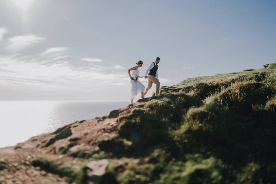 Hochzeitsfotos am Meer, Brautpaar auf Klippe, natürliche Hochzeit im Freien, Tirol Österreich, internationaler Hochzeitsfotograf.