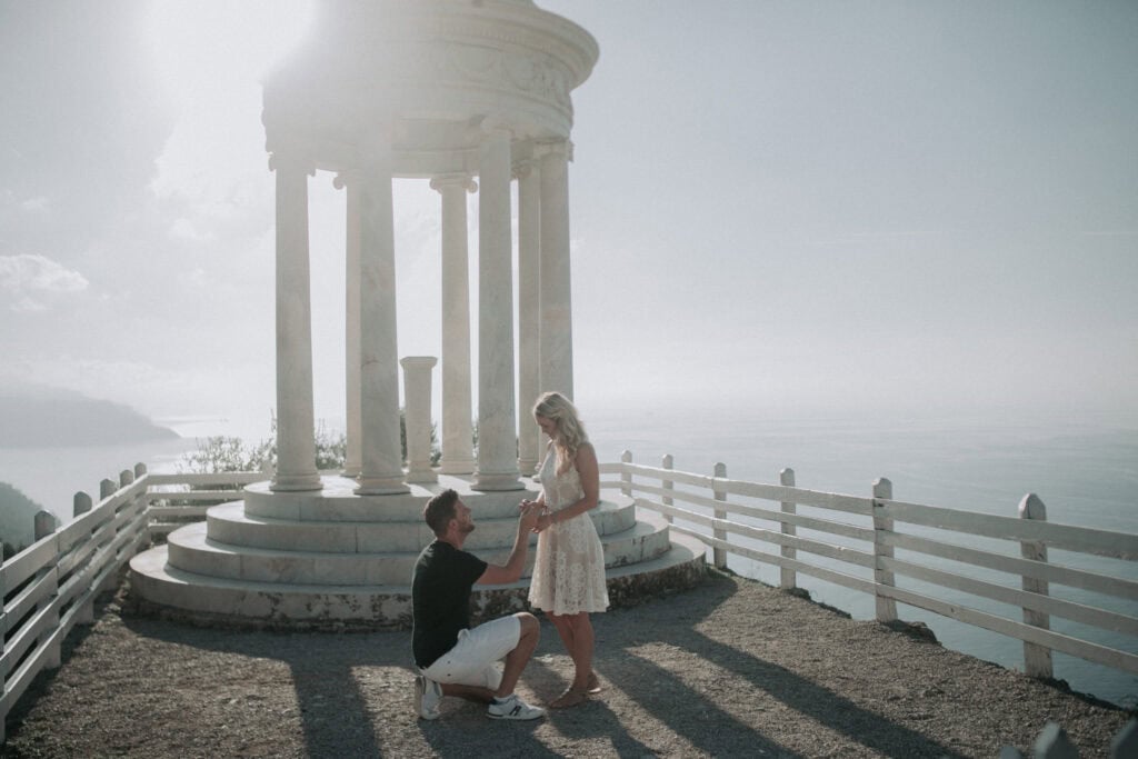 Hochzeit am Meer, Heiratsantrag vor antiker Tempelruine mit Blick aufs Wasser.