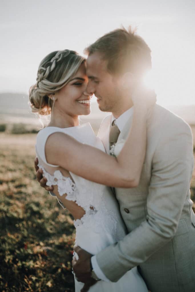 Trauende Paar bei Sonnenuntergang in Tirol, Hochzeitsfotografie, romantisches Brautpaarshooting.