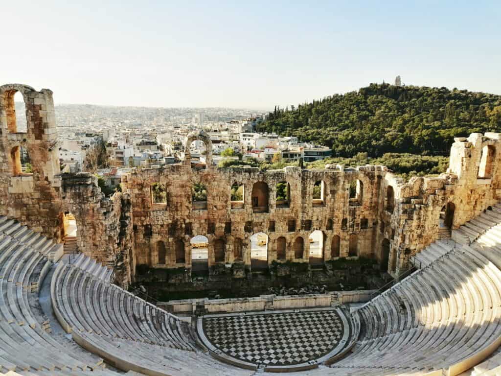 Alter antiker Amphitheater in Griechenland mit Blick auf Stadt und Hügel.