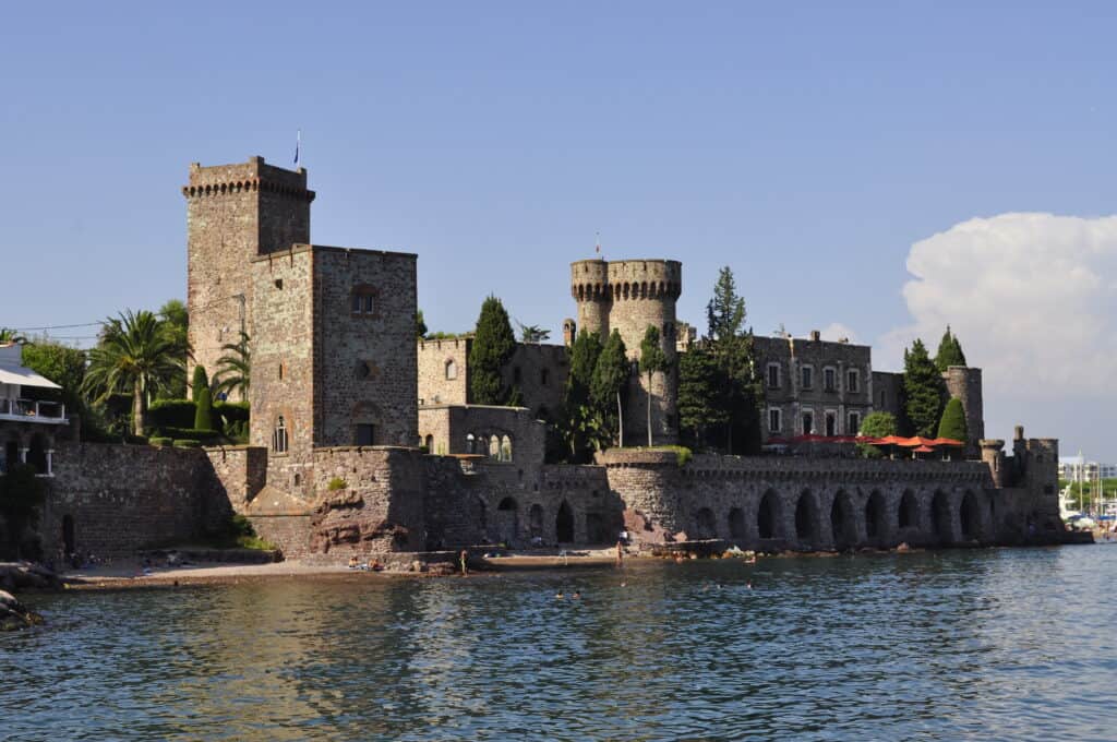 Historisches Schloss am Wasser in Tirol, Österreich, bei sonnigem Himmel.