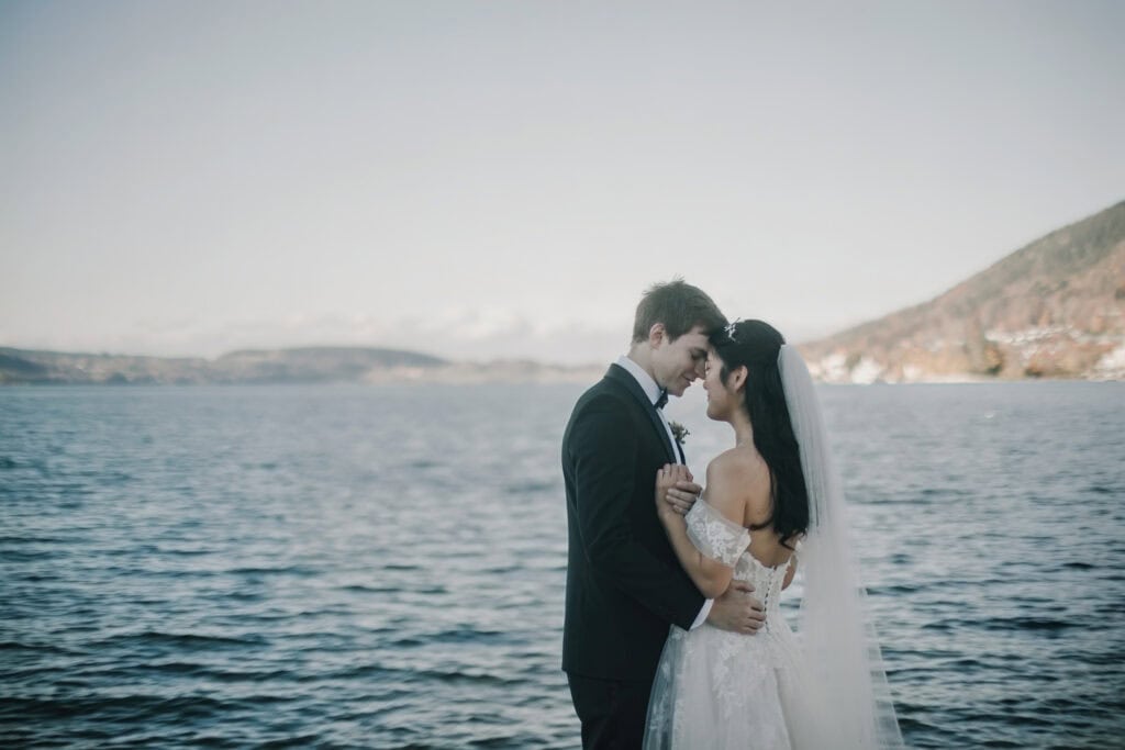 Romantisches Hochzeitsfoto am See mit Braut und Bräutigam, Tirol - Österreich.