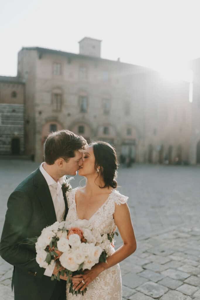 Hochzeitsfoto eines Paares in Liebe beim Küssen in einer historischen Stadt in Tirol, Österreich.