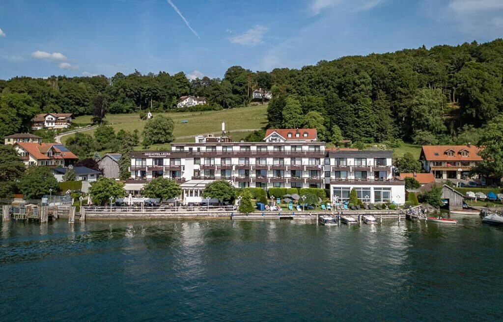 Moderne Hotelanlage am See mit Blick auf die Berge in Tirol Österreich.