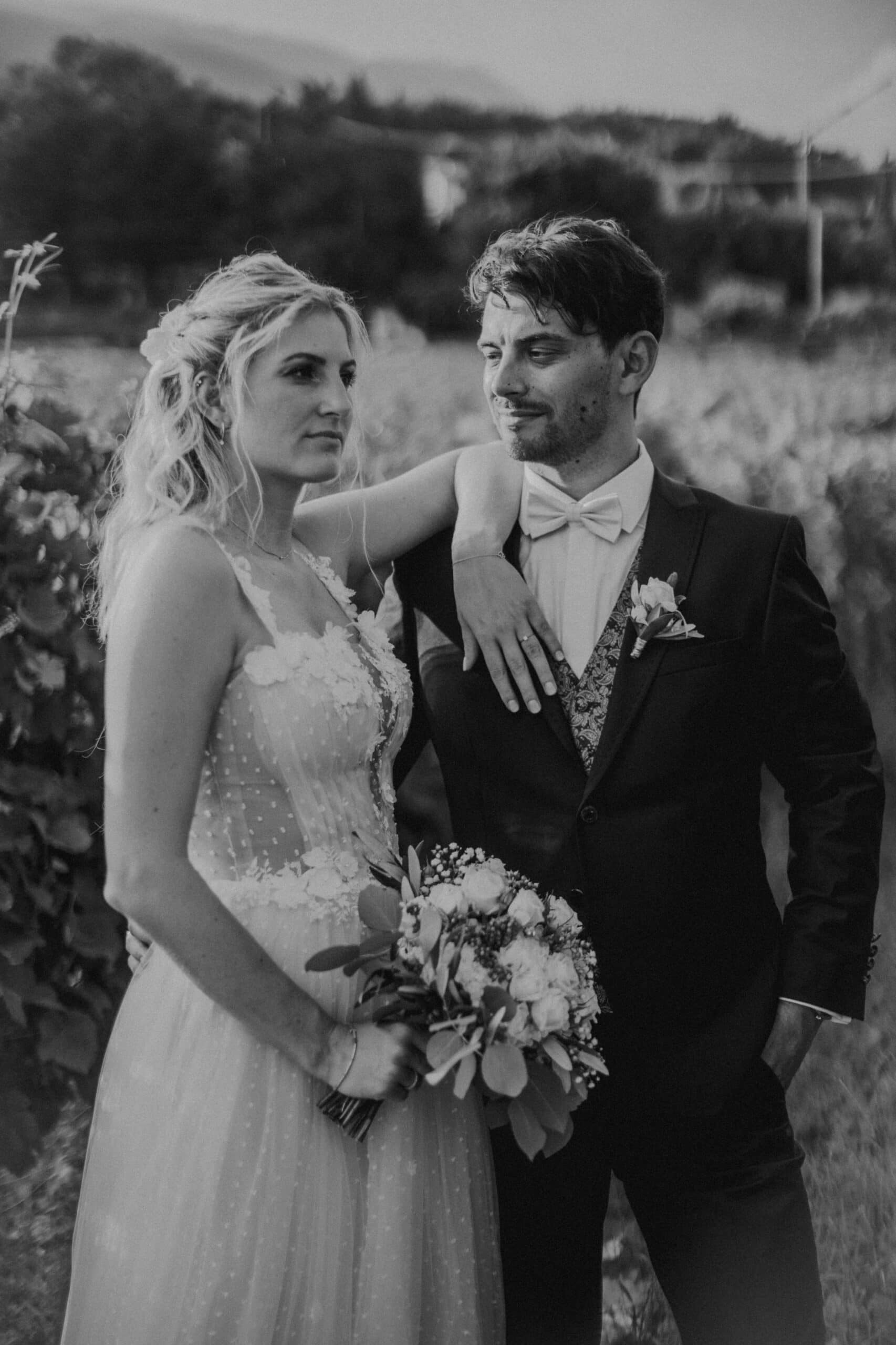 Trauriges Brautpaar bei Hochzeitsfotos in Tirol, schwarz-weiß, elegante Stimmung.