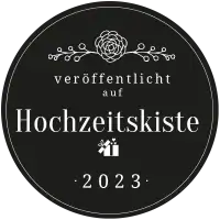 Stilvolle Hochzeitskiste mit Blumen und Text für 2023.
