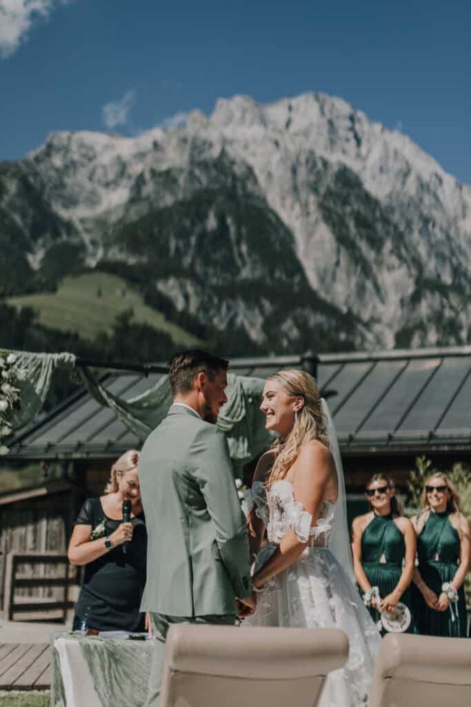 Zwischen Bergen und Wiesen – Lexi & Tom sagen Ja zueinander.