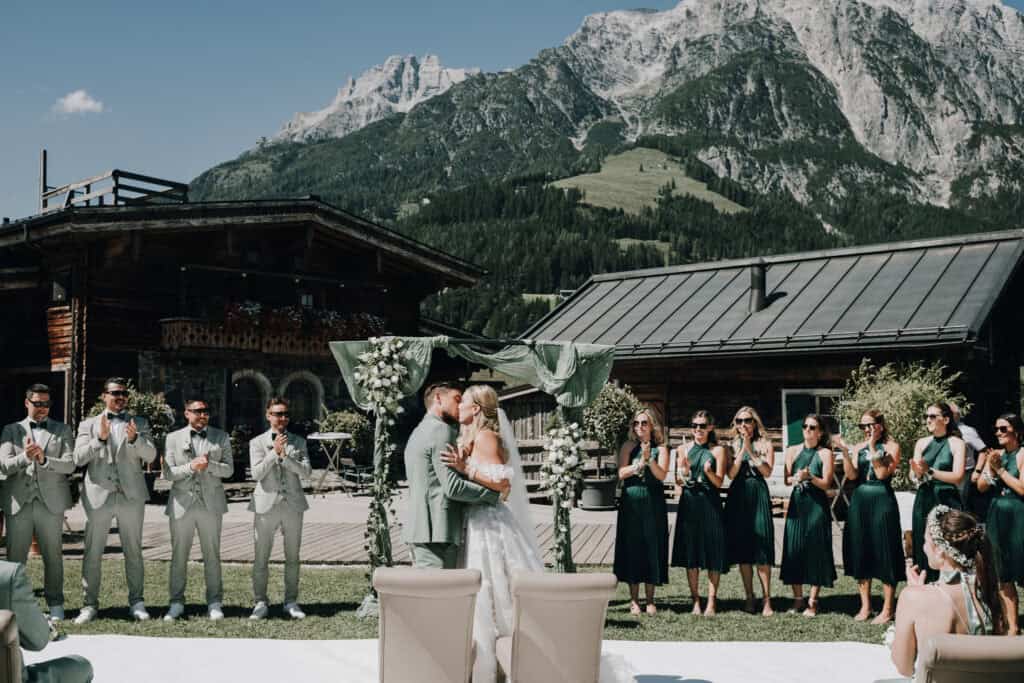 Die Leoganger Steinberge im Hintergrund – Naturkulisse für die Liebe.
