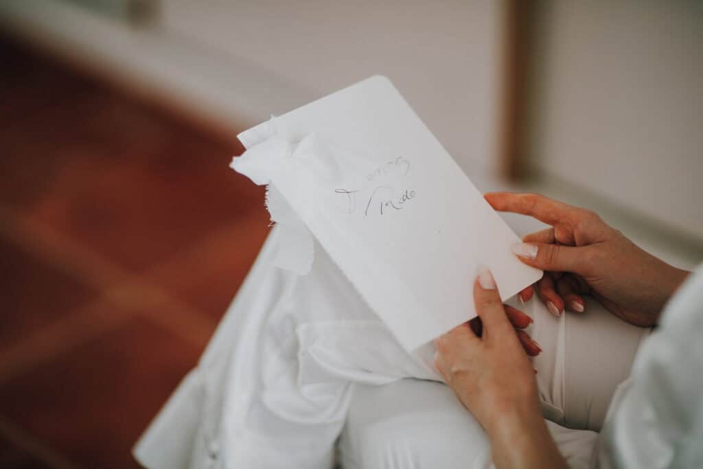 Braut hält Brief mit der Aufschrift "Forever & Always". 