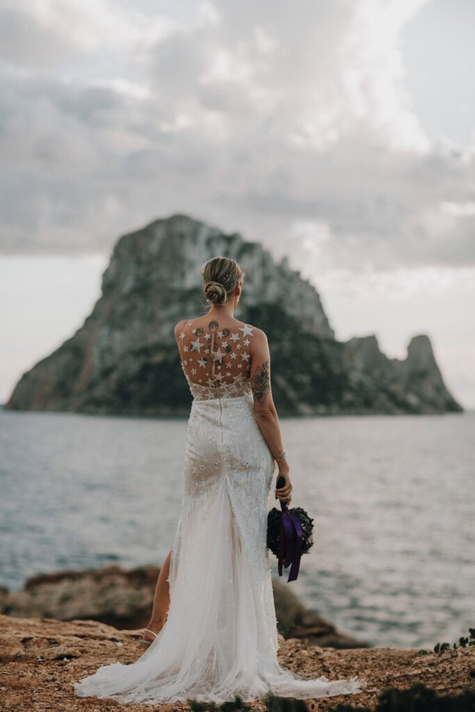 Brautkleid mit Sternenmuster auf Ibiza, Blick auf Es Vedrà. 