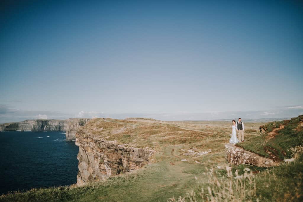 Brautpaar an den Cliffs of Moher, Irland. Hochzeit im Freien mit Meerblick.