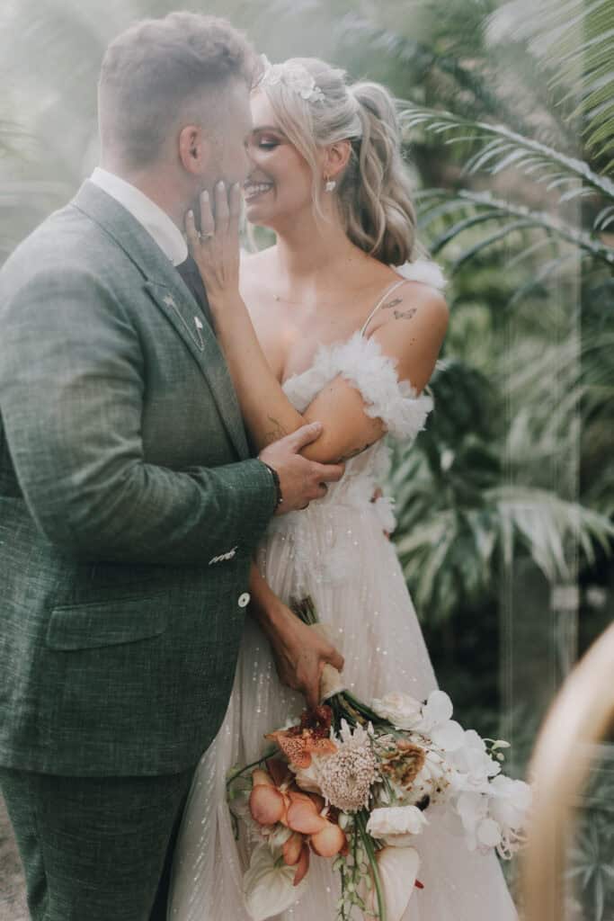 Brautpaar umarmt sich liebevoll. Elegante Hochzeit in München.