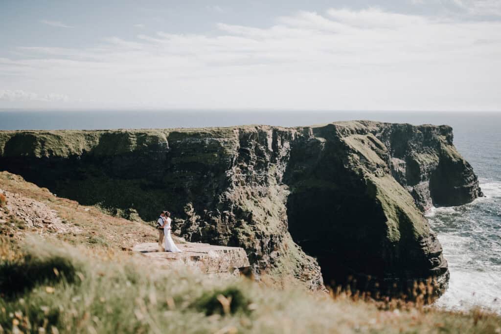 Brautpaar auf den Klippen von Moher, Irland. Hochzeitsfotograf Irland.