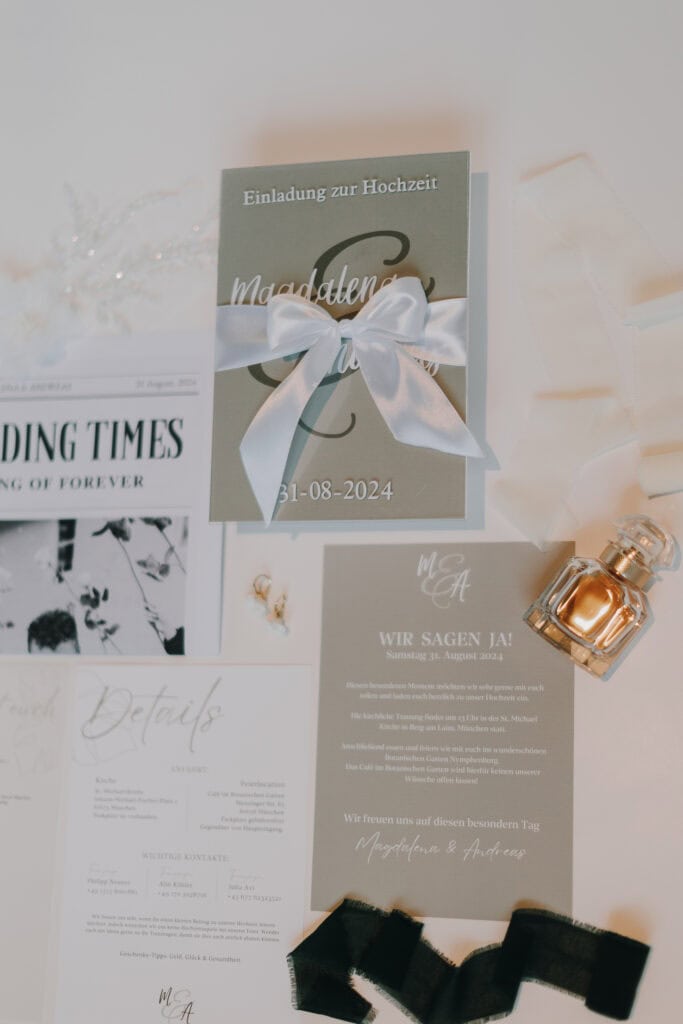 Hochzeitseinladung mit Schleife, Details und Text: Magdalena & Andreas heiraten.