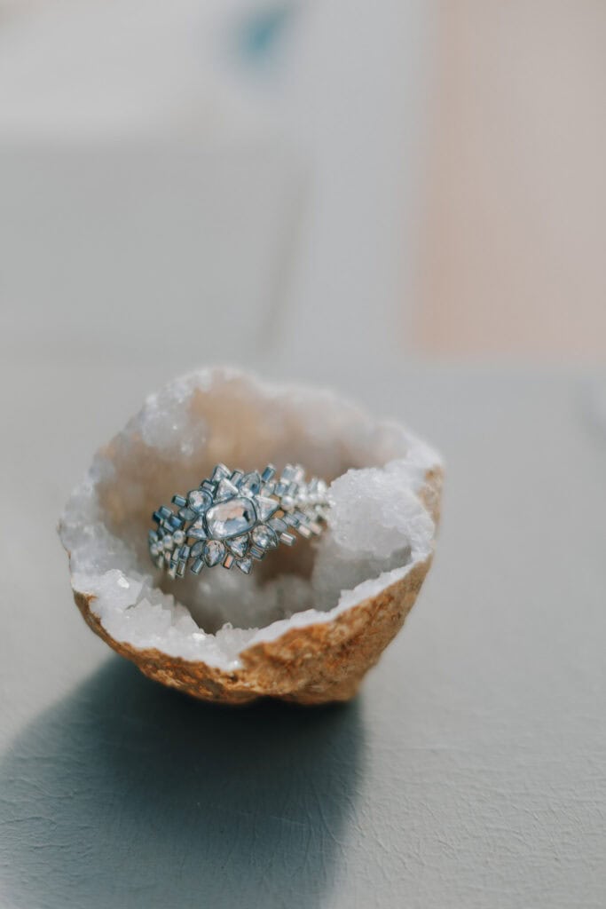 Funkelnder Ring in Geode. Schmuckdetailaufnahme.