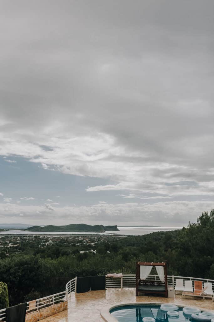 Ibiza-Landschaft mit Pool, Himmel und Insel. 