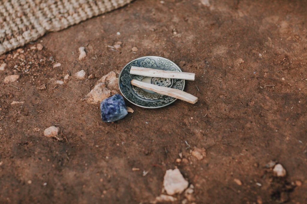 Palo Santo Hölzer auf Teller mit Amethyst Stein. Spirituelle Zeremonie.