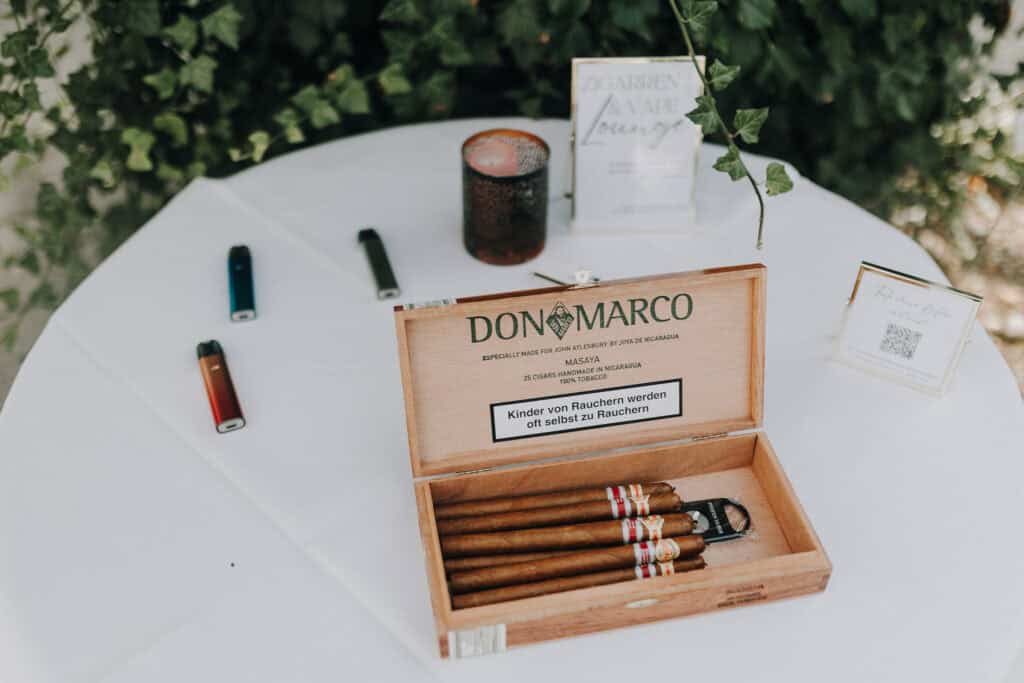 Zigarrenkiste Don Marco mit Vapes auf Hochzeitstisch. "Kinder von Rauchern werden oft selbst zu Rauchern".
